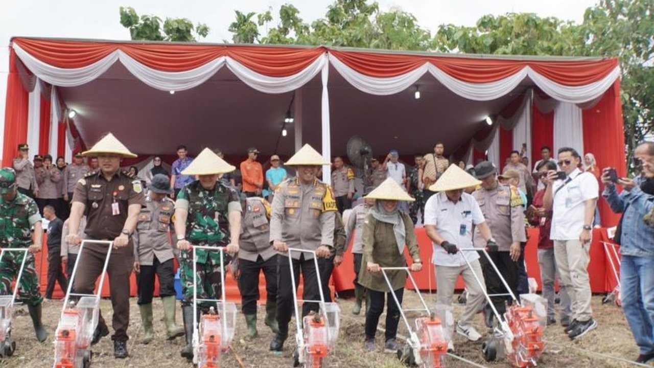 Polresta Sidoarjo berpartisipasi dalam program Astacita Presiden Prabowo dengan menanam jagung seluas satu hektare di Sidoarjo, guna mendukung ketahanan pangan nasional dan swasembada pangan.