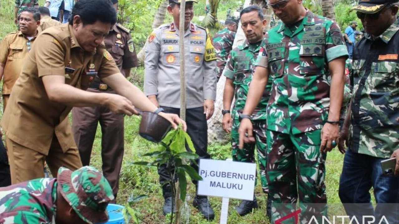 Kodam XV Pattimura memulai program penghijauan dengan menanam 1.000 pohon di Ambon, sebagai langkah awal dari target satu juta pohon pada 2025, melibatkan TNI, Polri, dan pemerintah daerah.