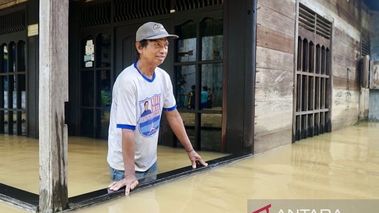 Hujan deras di Banjarbaru, Kalimantan Selatan mengakibatkan banjir yang hampir sepinggang orang dewasa, melumpuhkan aktivitas warga dan mengganggu arus lalu lintas di Jalan H Mistar Cokrokusumo.