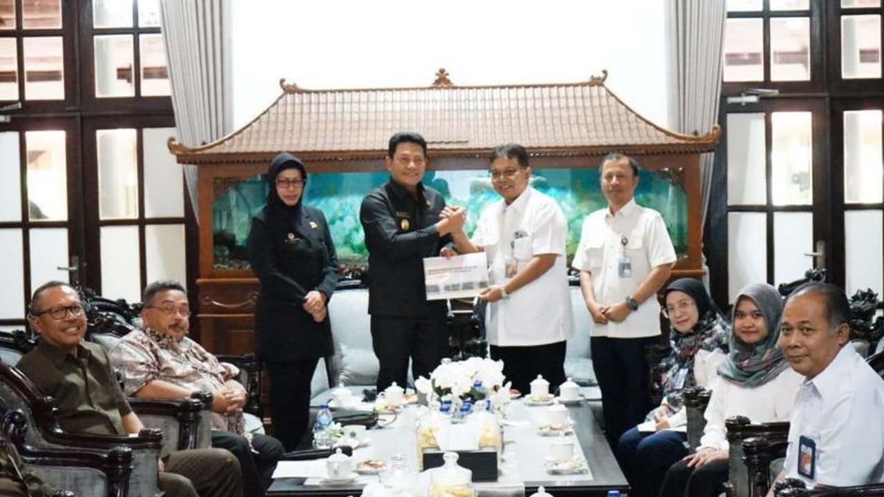 Pemkab Sidoarjo dan BBWS Brantas berkolaborasi mengatasi banjir dengan fokus normalisasi sungai, membersihkan sungai setiap Jumat, dan menertibkan bangunan liar di sepanjang aliran sungai.