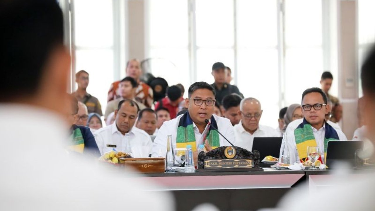 Wakil Menteri Pertanian mendorong pemerintah daerah untuk menyiapkan anggaran guna membeli vaksin PMK guna mencegah penyebaran penyakit tersebut dan mengamankan swasembada daging nasional.
