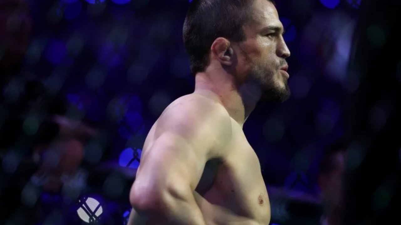 Umar Nurmagomedov, petarung UFC yang tak terkalahkan sebelumnya, menyatakan tekadnya untuk menjadi juara setelah mengalami kekalahan pertamanya di UFC 311 melawan Merab Dvalishvili, meskipun mengalami cedera tangan.