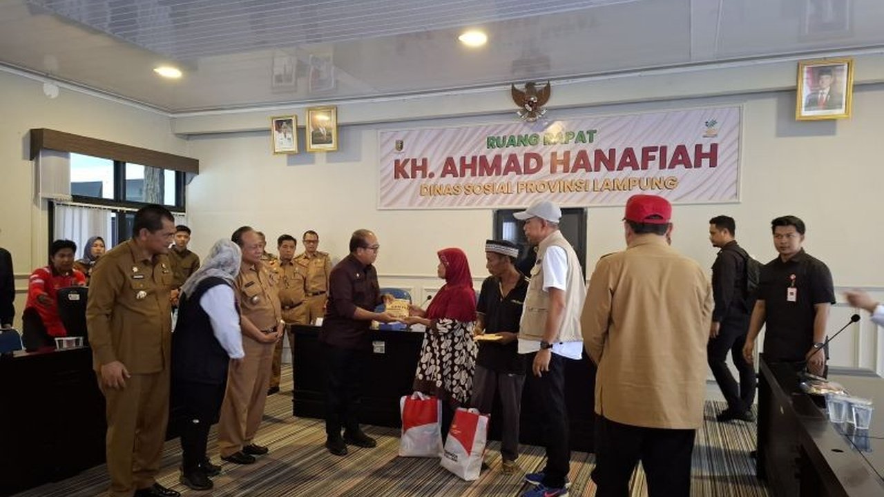 Wamensos Beri Santunan Korban Banjir Bandar Lampung