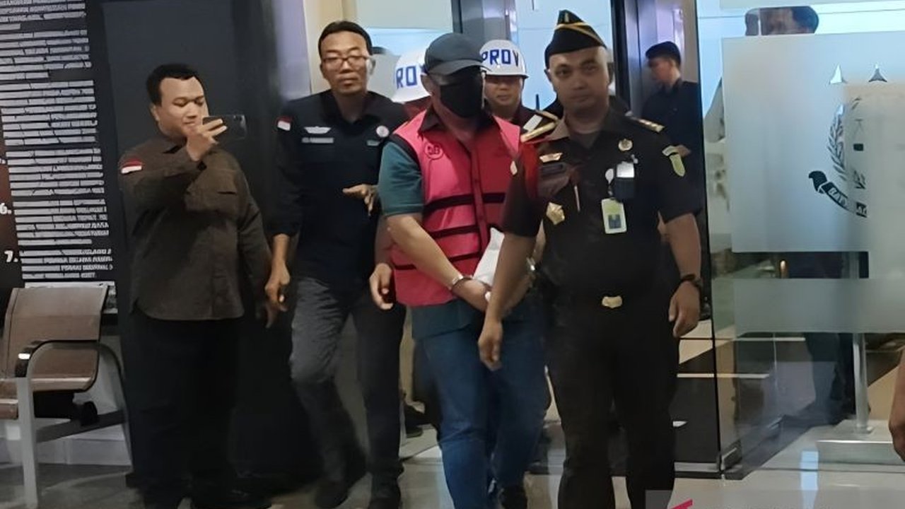 Kejaksaan Agung menangkap HAT, Direktur PT DSI, buron kasus korupsi impor gula tahun 2015-2016 yang merugikan negara hingga Rp578 miliar, setelah sebelumnya menetapkan sembilan tersangka baru.