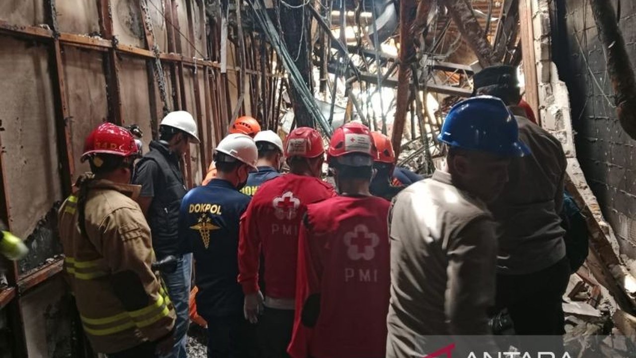 Satu jenazah tak dikenal ditemukan di lantai 8 Glodok Plaza, Jakarta Barat, Selasa sore, menambah jumlah kantong jenazah yang dievakuasi menjadi sembilan, terkait kebakaran yang terjadi pada 15 Januari 2024.