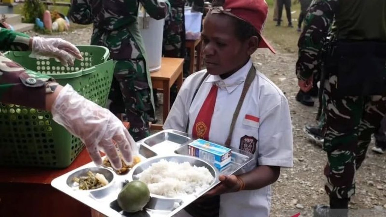 Yonif 509 dan Yonif 754 Kostrad menggelar program Makan Bergizi Gratis (MBG) untuk siswa di Distrik Sugapa dan Homeyo, Papua, sebagai tindak lanjut program pemerintah untuk perbaikan gizi anak.