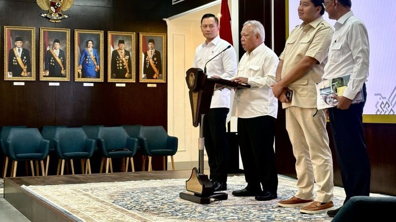 Presiden Prabowo Subianto menargetkan Ibu Kota Nusantara (IKN) menjadi ibu kota politik pada 2028, sehingga desain kompleks perkantoran lembaga legislatif dan yudikatif ditinjau ulang dan pembangunan tahap kedua IKN disetujui dengan anggaran Rp48,8 triliu