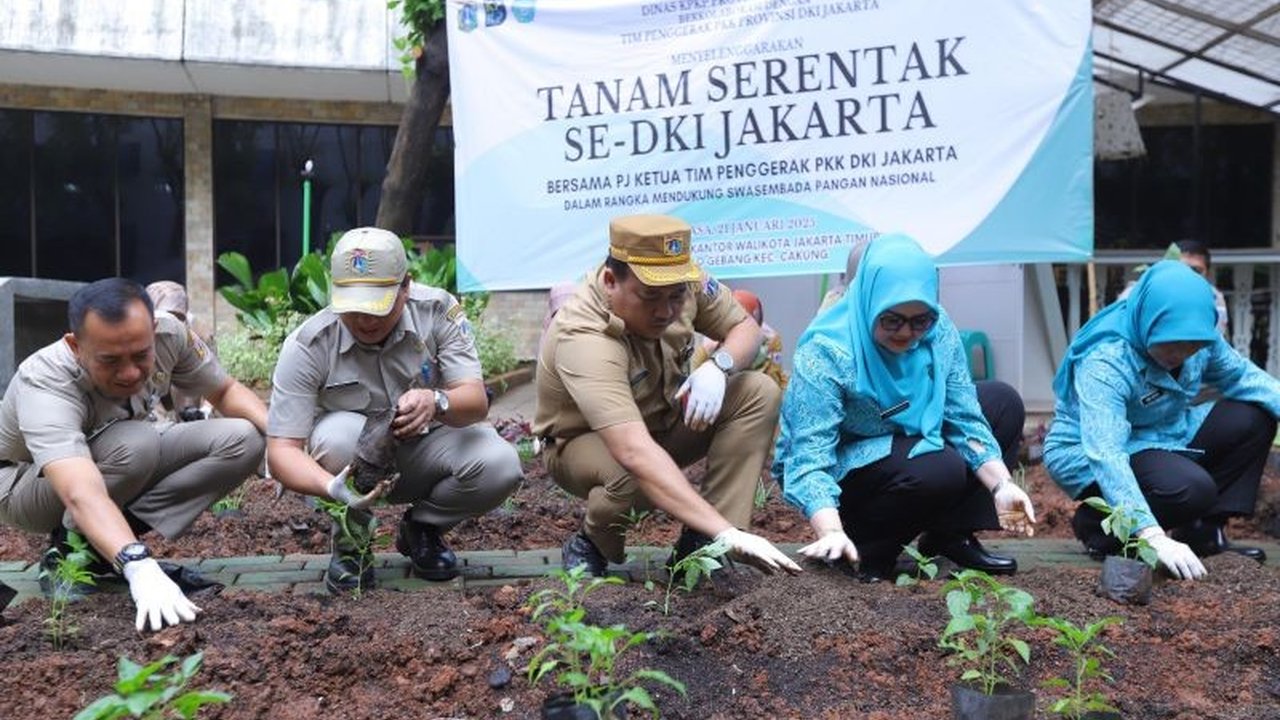 Pemerintah Kota Jakarta Timur mengembangkan pertanian perkotaan di 147 lokasi untuk meningkatkan ketahanan pangan dan memberikan edukasi urban farming kepada masyarakat.