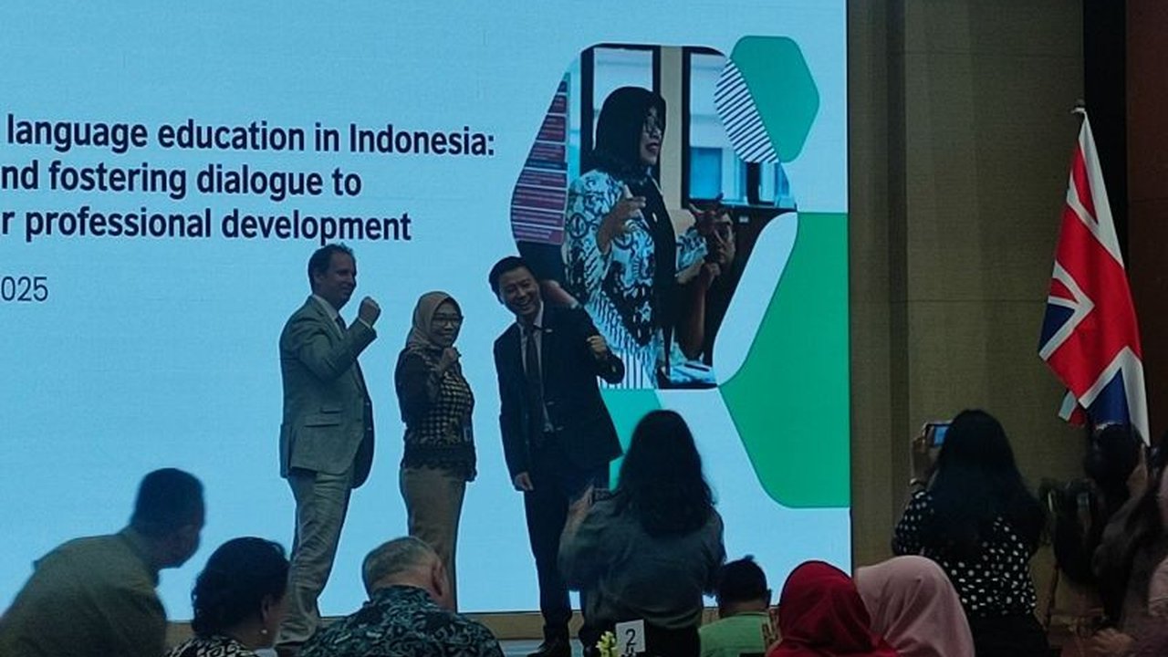 Program Pengembangan Profesional Berkelanjutan (CPD) berhasil meningkatkan kemahiran berbahasa Inggris 13% dari 452 guru bahasa Inggris SD-SMA di 34 provinsi Indonesia, naik dari level B1 ke B2 dalam 8 bulan.