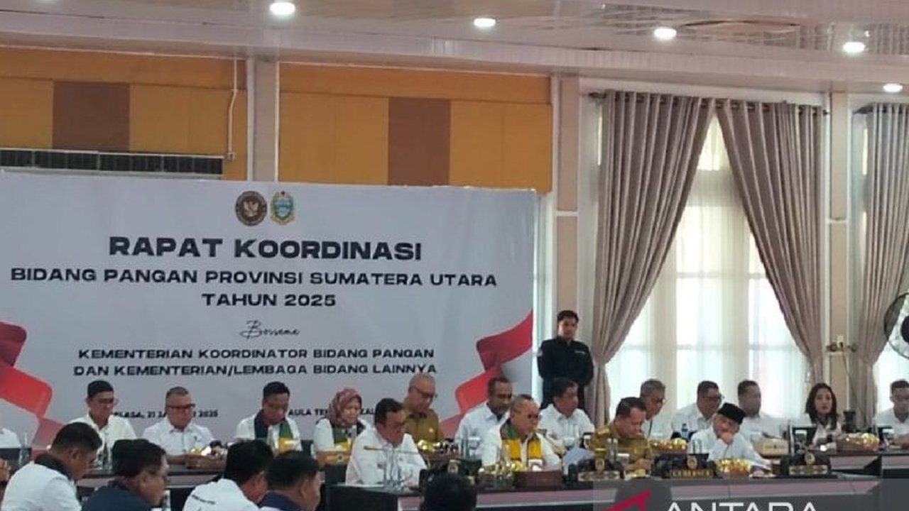 Menteri Desa Yandri Susanto mengumumkan penggunaan dana desa minimal 20% untuk swasembada pangan, dengan alokasi sekitar Rp16 triliun pada 2025, guna mendukung kebijakan Presiden Prabowo Subianto.