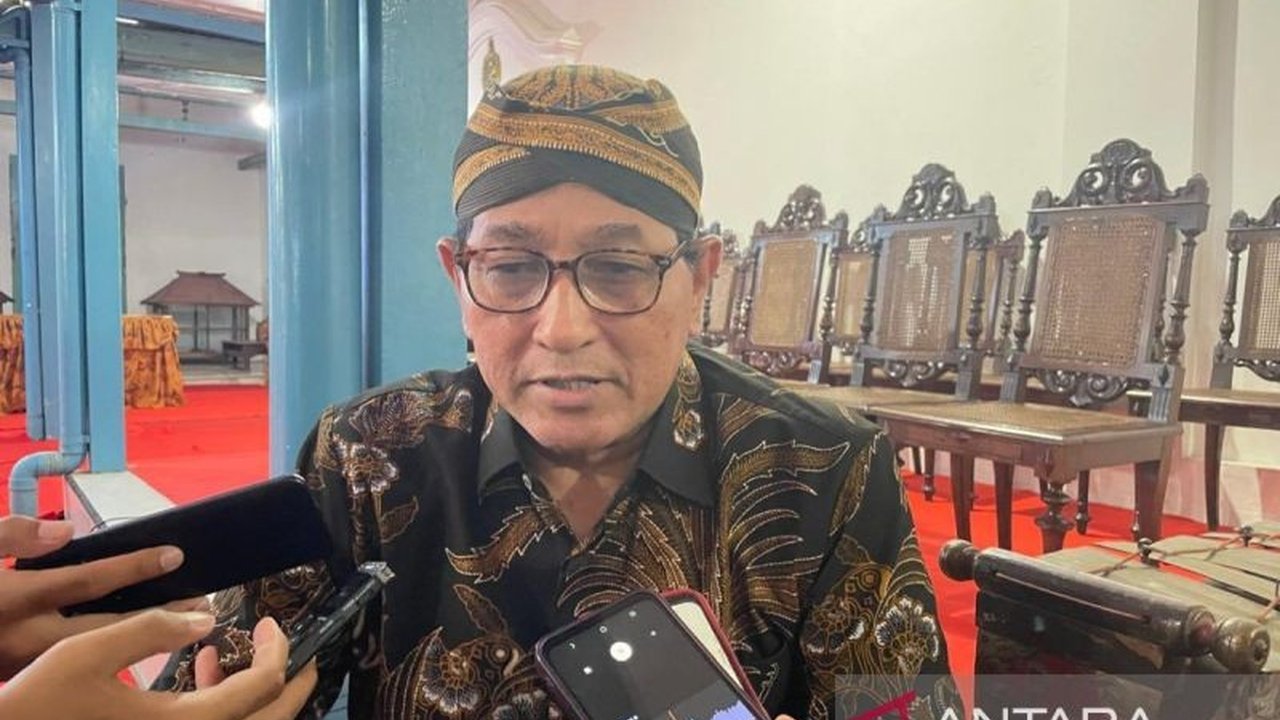 Keraton Kasunanan Surakarta Hadiningrat akan menggelar upacara Jumenengan Dalem Paku Buwana XIII pada 25 Januari 2024, yang tahun ini akan dimeriahkan dengan kirab budaya pada 26 Januari 2024 sebagai upaya pelestarian dan pengembangan tradisi.