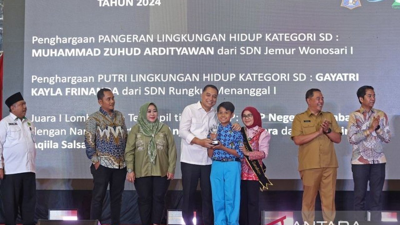 Pemerintah Kota Surabaya mengajak siswa PAUD hingga SMP untuk peduli lingkungan melalui program penghargaan eco school, eco pesantren, dan lomba lainnya, guna mengatasi dampak perubahan iklim ekstrem.
