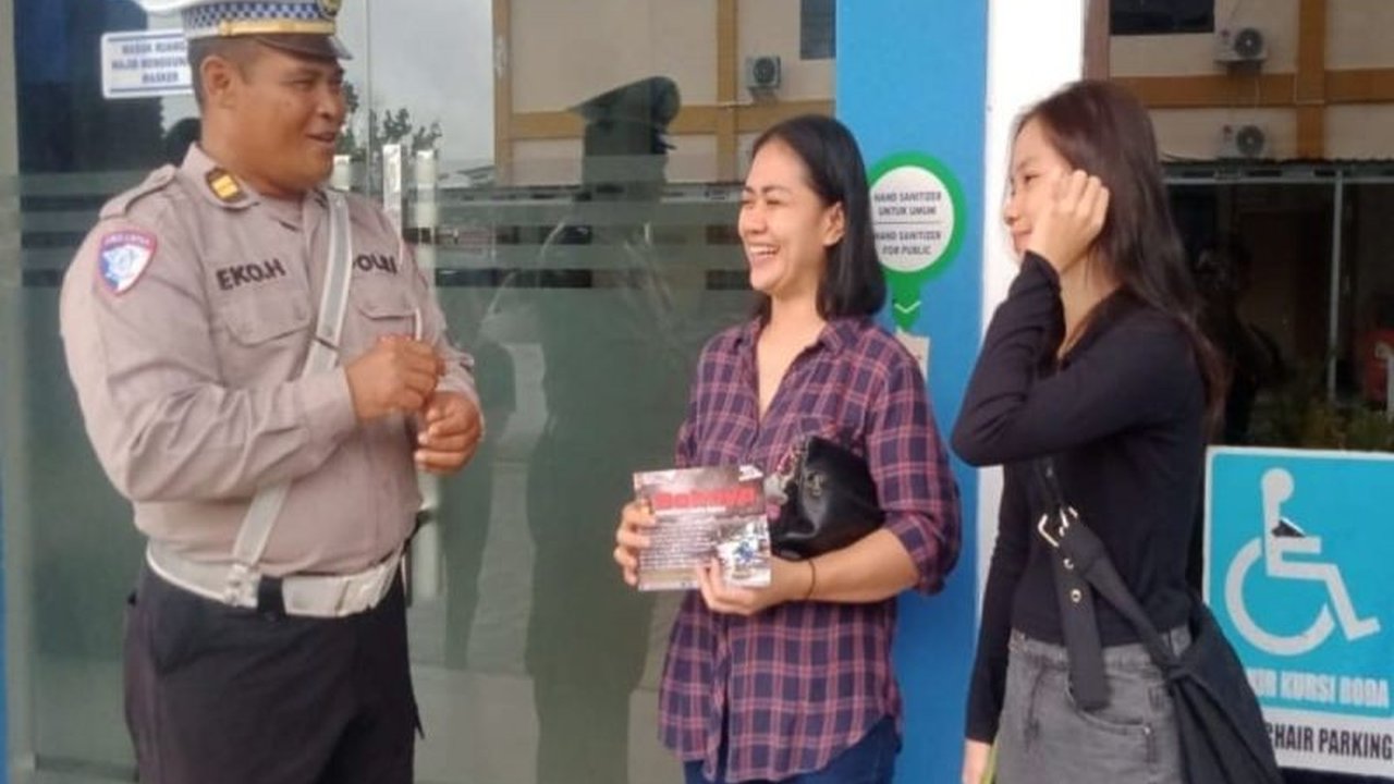 Satlantas Polresta Palangka Raya mengedukasi masyarakat tentang pentingnya menggunakan helm SNI untuk mengurangi angka kecelakaan lalu lintas di Palangka Raya, Kalimantan Tengah.