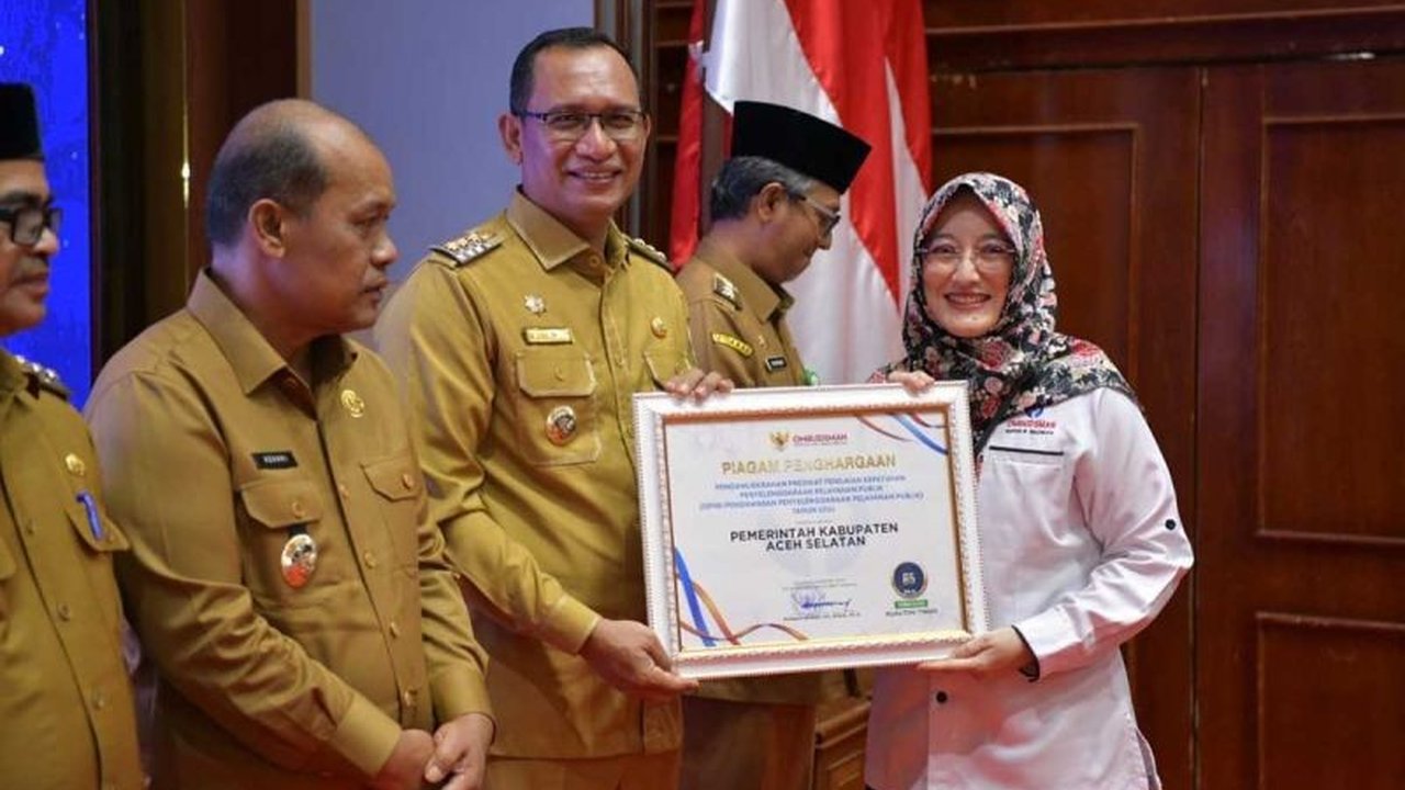 Pemkab Aceh Selatan meraih penghargaan Ombudsman RI atas kualitas pelayanan publiknya yang berada di zona hijau dengan skor 85,00, meningkat dari tahun sebelumnya dan menjadi motivasi untuk peningkatan pelayanan di masa mendatang.