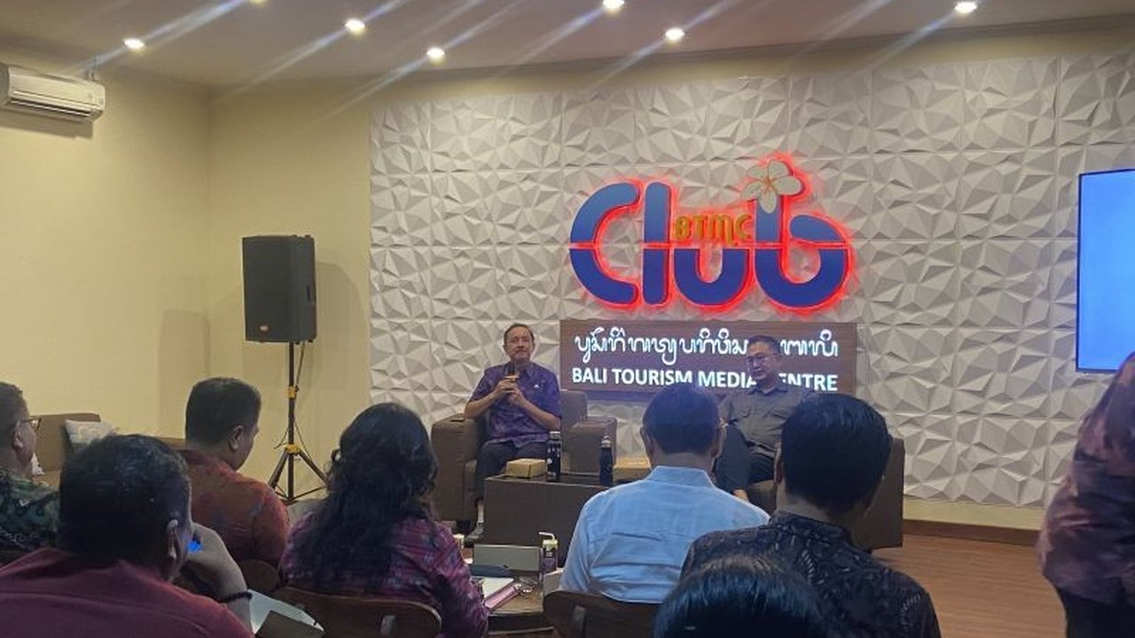 Pemerintah Provinsi Bali optimistis dapat menarik 6,5 juta wisatawan mancanegara pada tahun 2025, meskipun tantangan berupa kemacetan, sampah, dan alih fungsi lahan masih perlu diatasi.