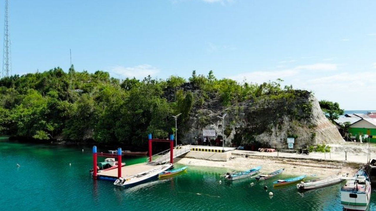 Kementerian Kelautan dan Perikanan (KKP) membangun dermaga apung di berbagai lokasi untuk meningkatkan aksesibilitas masyarakat pesisir, menunjang perekonomian, dan mengembangkan sektor pariwisata.