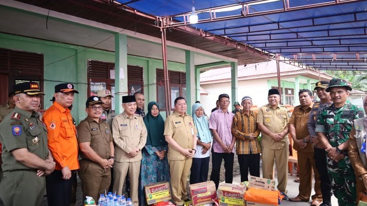 Pemerintah Provinsi Riau menyalurkan tujuh ton beras dan bantuan lain untuk 200 warga di dua dusun Kampung Benteng Hilir, Siak, yang masih mengungsi akibat banjir musiman.