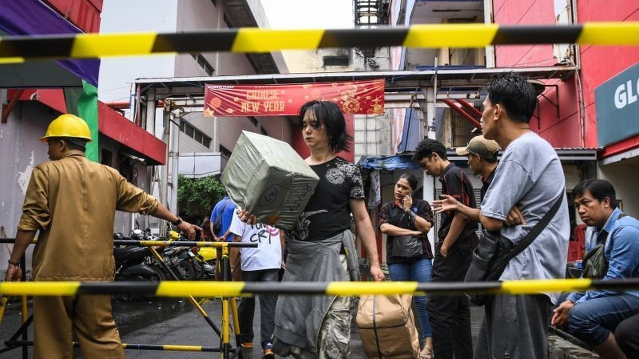 Akses ambulans telah mencapai lantai 7 Glodok Plaza pasca kebakaran, mempermudah evakuasi korban dan peralatan, meskipun pencarian masih berlanjut dengan ditemukannya satu jenazah lagi.