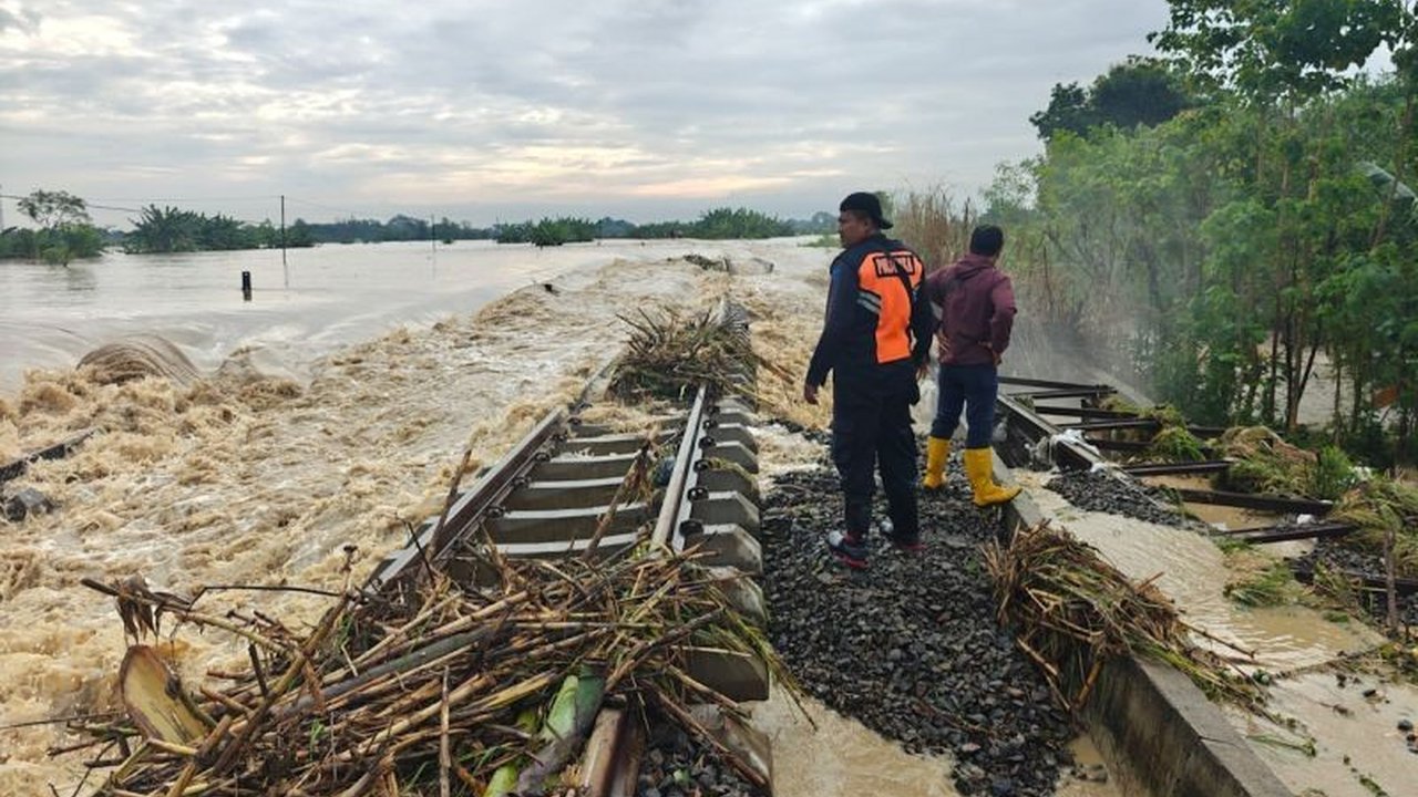PT Kereta Api Indonesia (KAI) memberikan pengembalian 100% biaya tiket kepada penumpang kereta api yang terdampak pembatalan perjalanan akibat banjir di Grobogan, Jawa Tengah, dan melakukan berbagai upaya perbaikan jalur kereta api.