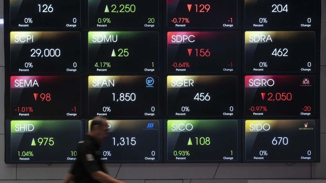 AMRO memproyeksikan pertumbuhan ekonomi kawasan ASEAN+3 sebesar 4,2 persen di tahun 2025, meskipun ada potensi pelemahan akibat peningkatan ketegangan perdagangan dan kebijakan AS.