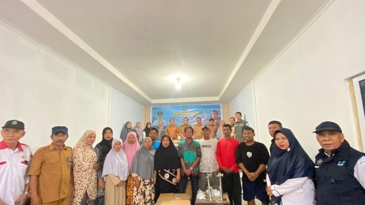 Pemerintah Kabupaten Takalar menyalurkan bantuan 12 perahu lengkap alat tangkap kepada nelayan miskin ekstrem di Desa Galesong Baru untuk meningkatkan perekonomian mereka.