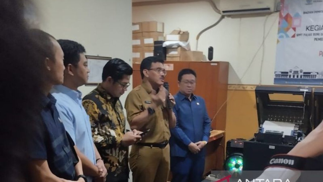 Pemkot Cirebon optimis capai target pendapatan Pajak Bumi dan Bangunan (PBB) Rp70 miliar di 2025 berkat kebijakan baru dan sinergi dengan DPRD, meskipun ada penurunan potensi dari Rp95 miliar.