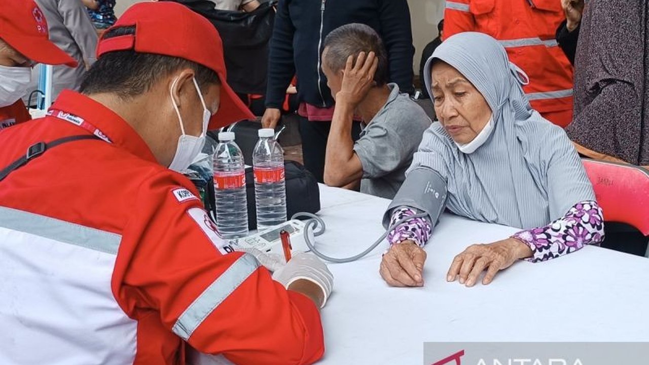 Polres Metro Jakarta Pusat menggelar bakti kesehatan gratis bagi korban kebakaran Kemayoran, menangani lebih dari 100 pengungsi dengan layanan medis dan edukasi kesehatan.