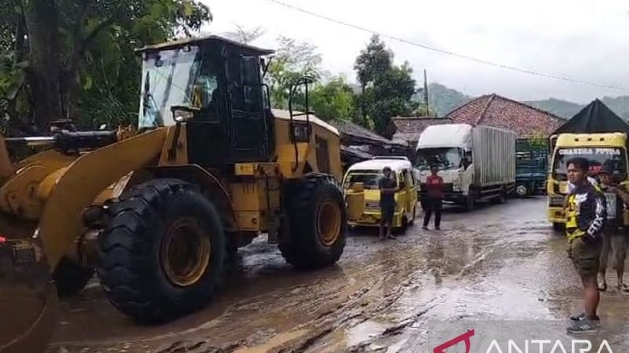 Forkopimcam Simpenan berhasil menormalisasi jalan nasional Bagbagan-Kiaradua di Sukabumi yang sempat tertimbun longsor pada 17 Januari 2024, meskipun kendala cuaca dan potensi longsor susulan masih menjadi perhatian.