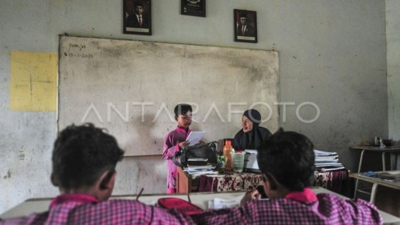 OJK Kalteng gencar edukasi keuangan kepada guru sejak awal 2025 untuk mencegah kejahatan finansial di lingkungan pendidikan dan meningkatkan literasi keuangan para siswa.