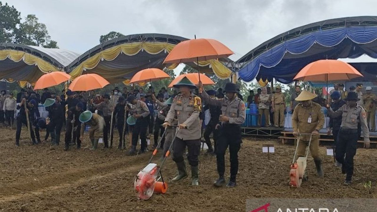 Polda Papua Barat menargetkan penanaman jagung seluas 15.000 hektare untuk mendukung swasembada pangan nasional, berkolaborasi dengan pemerintah daerah dan swasta, serta melibatkan Babinkamtibmas dalam pengawasan.