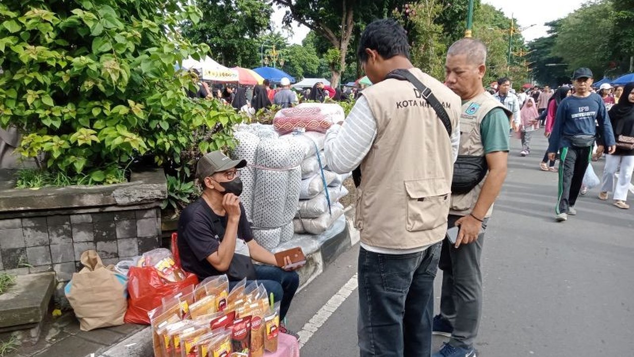 Dinas Lingkungan Hidup (DLH) Mataram mulai menagih retribusi kebersihan Rp5.000 per pedagang kaki lima (PKL) di Car Free Day (CFD) Jalan Udayana setiap Minggu,  setelah sosialisasi dan uji coba pada Desember 2024.