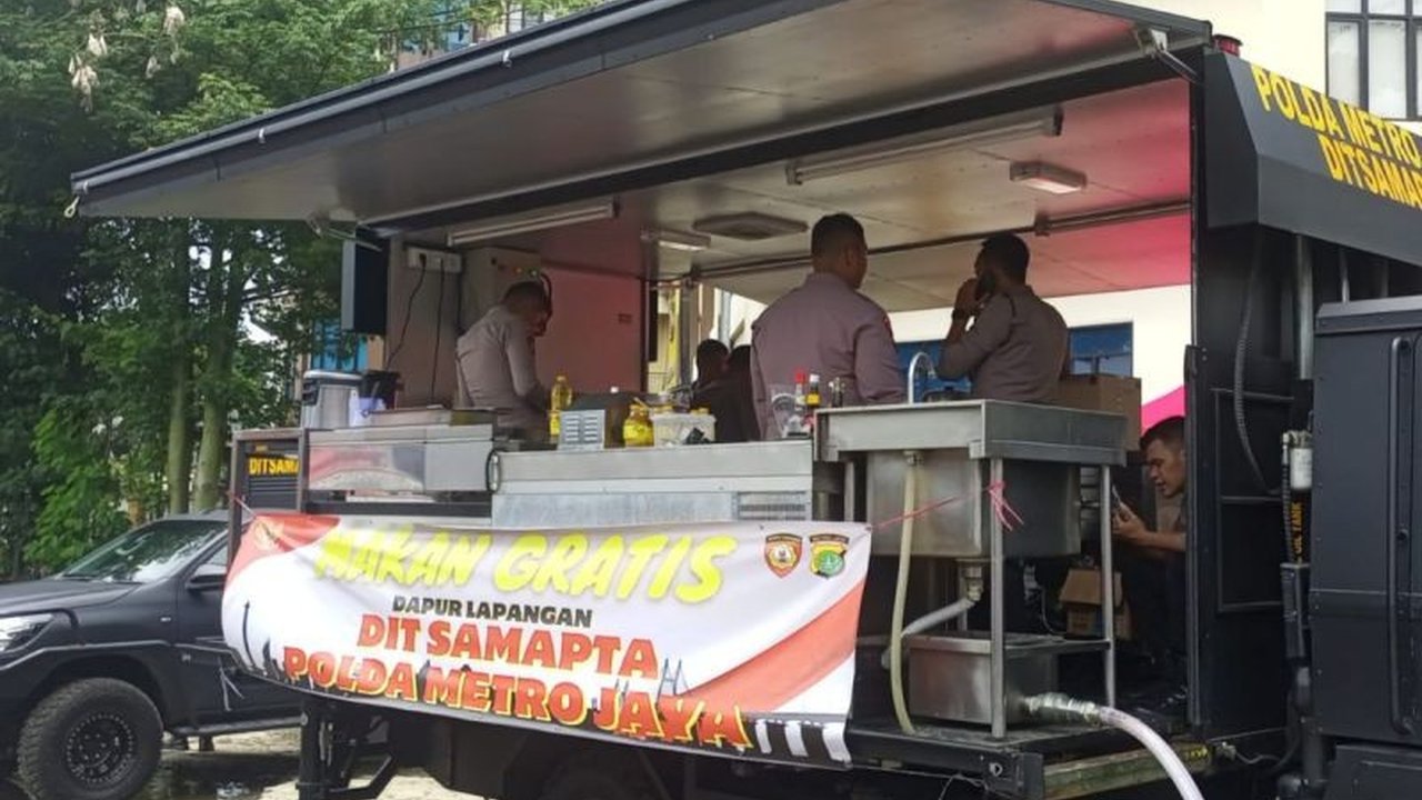 Kebakaran di Kemayoran, Jakarta Pusat, menghanguskan ratusan rumah, dan Polres Jakpus sigap mendirikan tiga dapur lapangan untuk membantu 1.797 jiwa korban kebakaran yang kehilangan tempat tinggal.