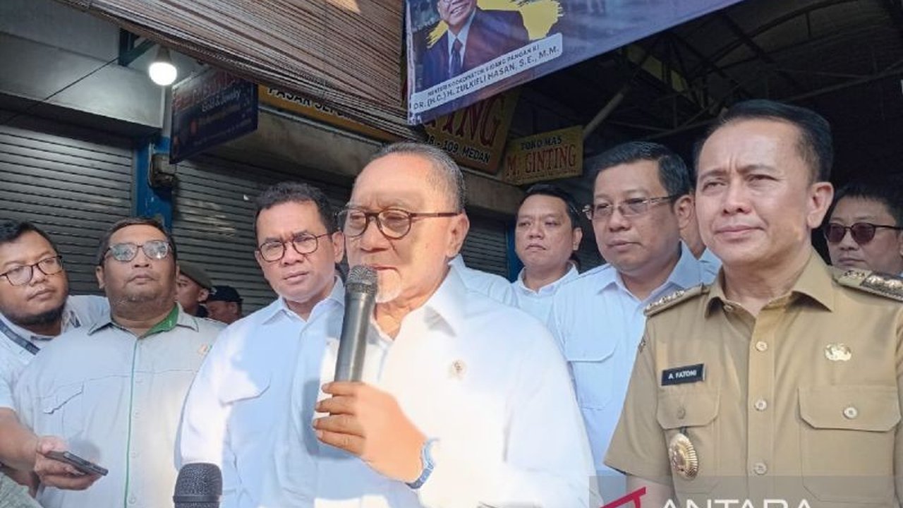 Menko Pangan Zulkifli Hasan memastikan harga kebutuhan pokok di Pasar Sei Sikambing Medan stabil, kecuali gula yang naik sedikit,  sementara harga daging justru lebih murah dibanding daerah lain.