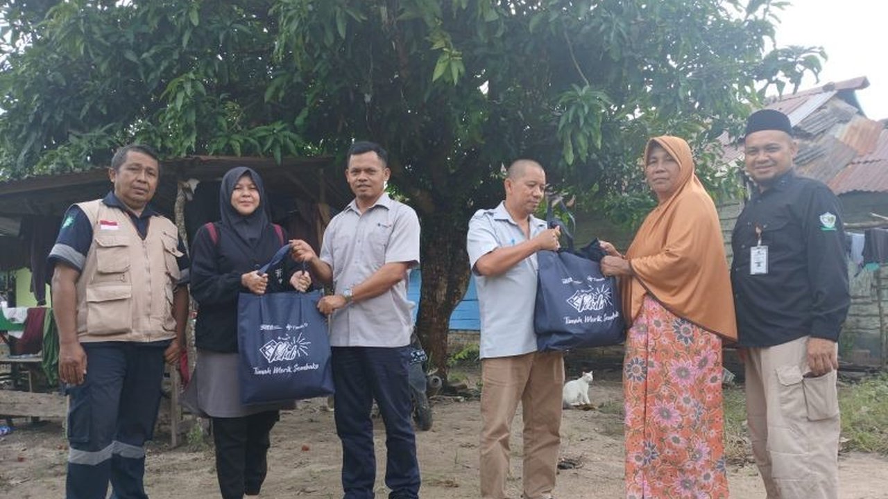 PT Timah Tbk menyalurkan 75 paket sembako kepada warga Desa Belo Laut, Bangka Barat, yang terdampak banjir akibat hujan deras dan pasang air laut, sebagai bentuk kepedulian perusahaan terhadap masyarakat.