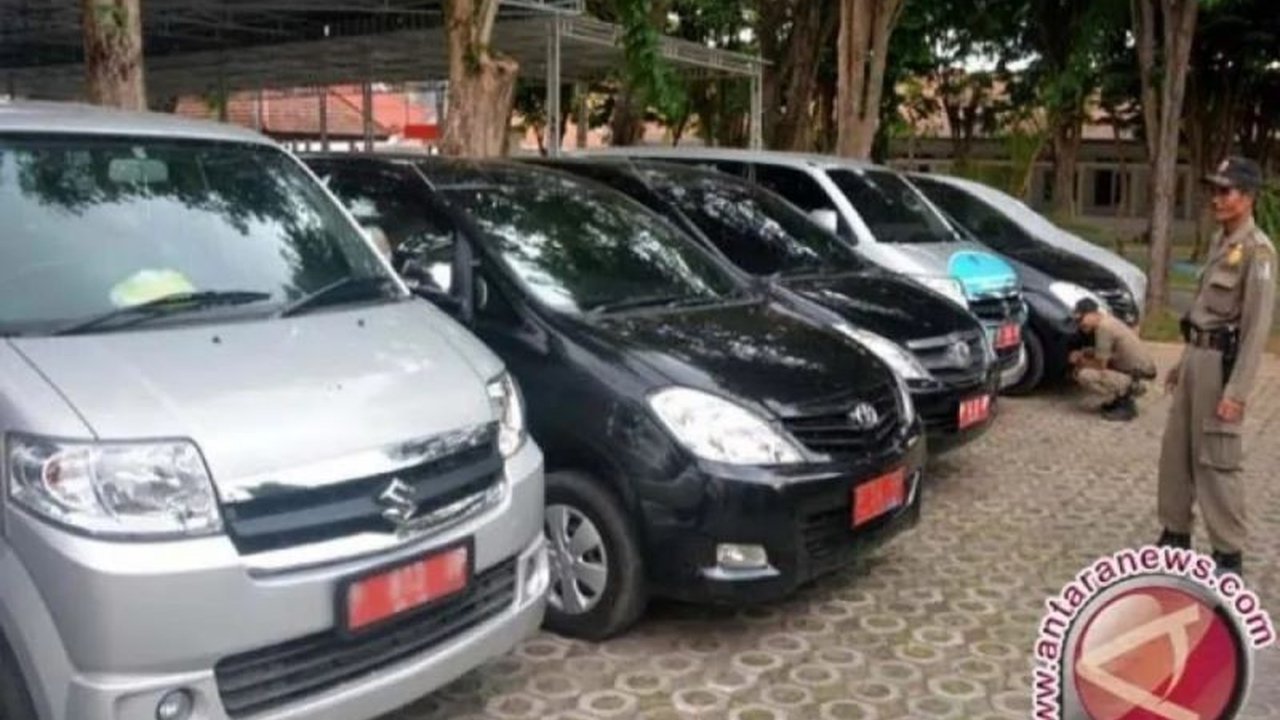 Wali Kota dan Wakil Wali Kota Kupang terpilih, dr. Christian Widodo dan Serena Francis, menolak mobil dinas baru, sebuah keputusan yang diapresiasi akademisi karena dinilai hemat dan menunjukkan sikap patriotisme.
