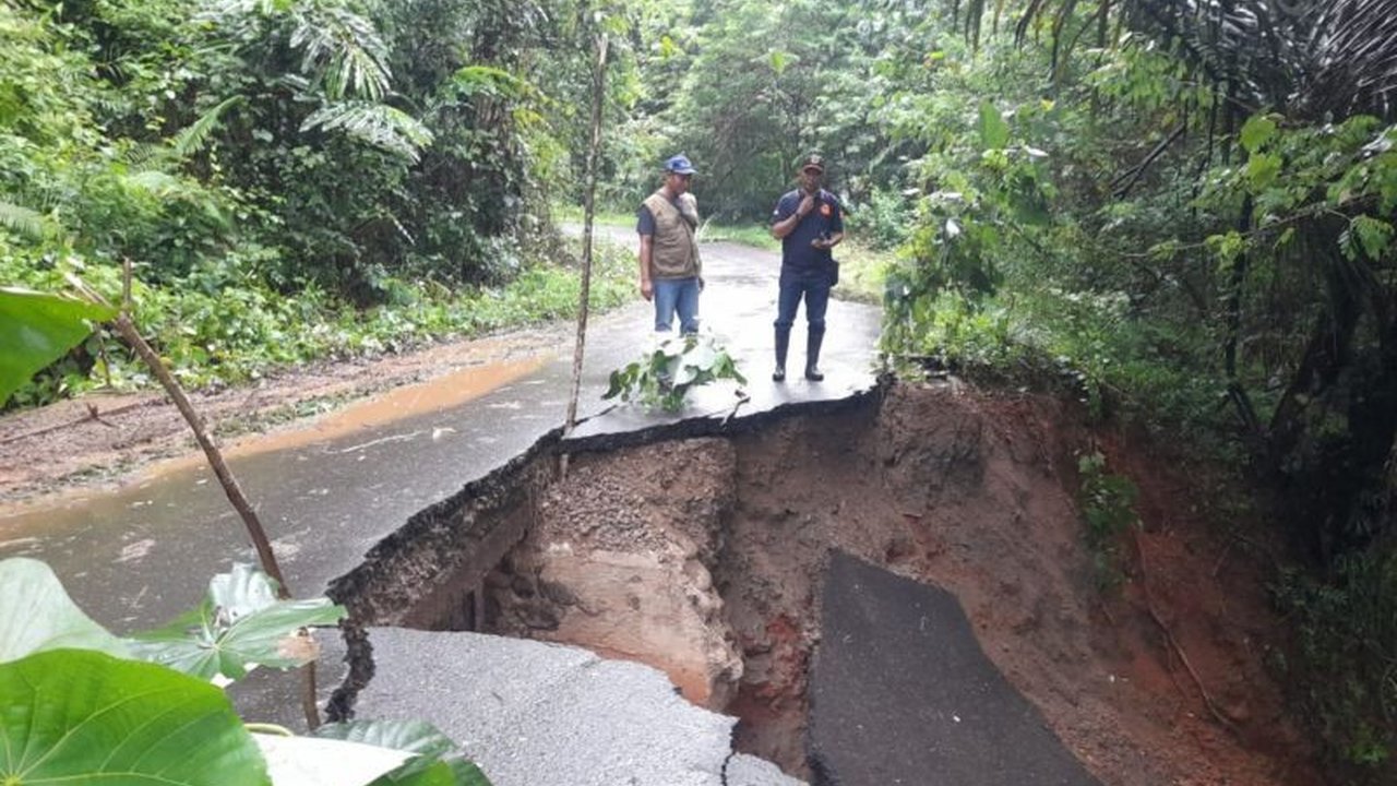 Pemerintah Kabupaten Manggarai Barat mengimbau pengendara untuk waspada terhadap potensi longsor dan pohon tumbang di jalan-jalan wilayah perbukitan selama musim hujan, menyusul kejadian longsor di Wae Sipi yang sempat memutus akses jalan.