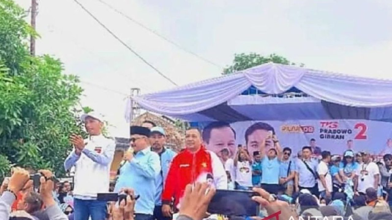 Pengamat hukum mendesak KPK untuk mengungkap identitas penyuap dalam kasus dugaan gratifikasi yang menjerat Bupati Situbondo, Karna Suswandi, dan Kepala Dinas PUPP, serta menjelaskan mekanisme suap yang terjadi.
