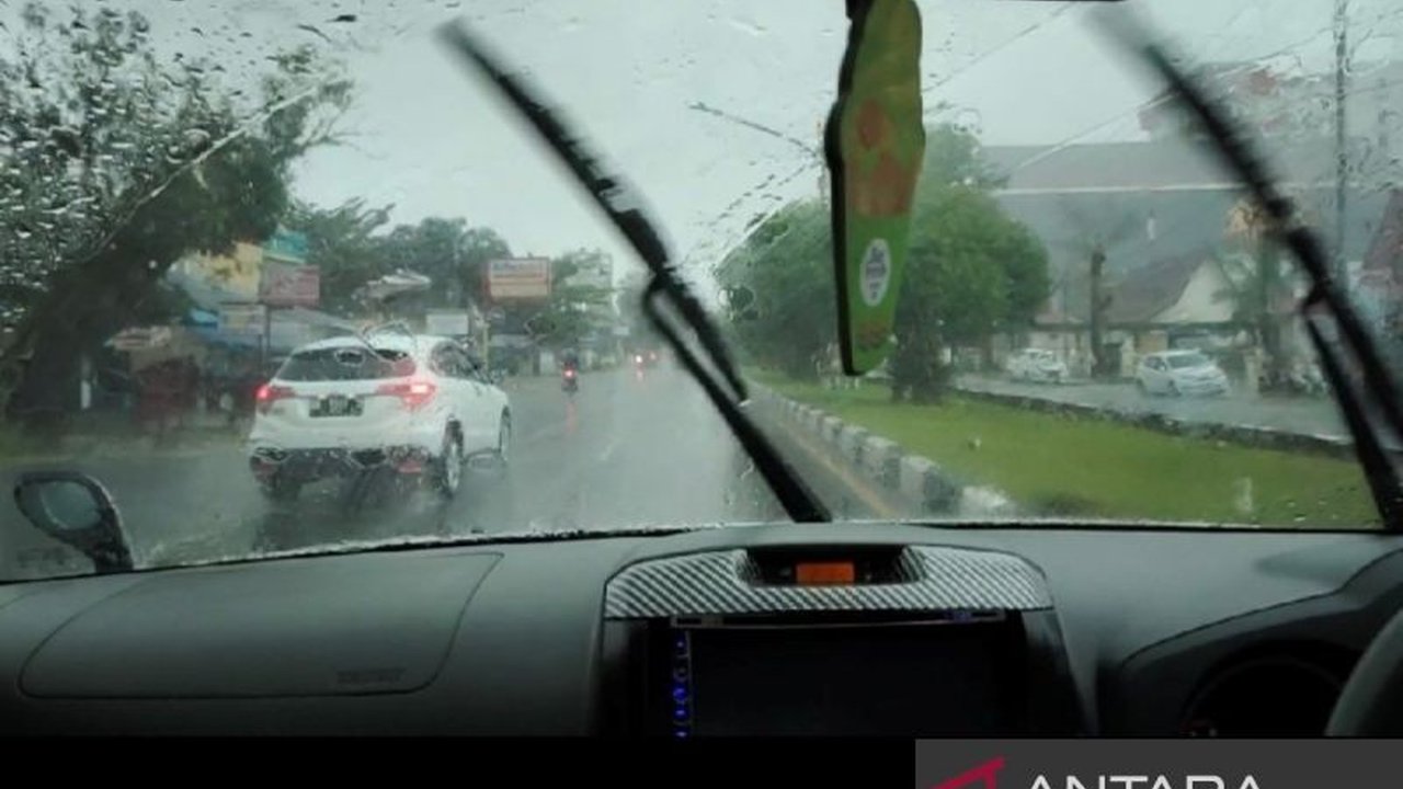 BMKG memprediksi hujan lebat disertai angin kencang akan melanda Kalimantan Tengah selama seminggu ke depan, masyarakat diimbau waspada potensi bencana hidrometeorologi.