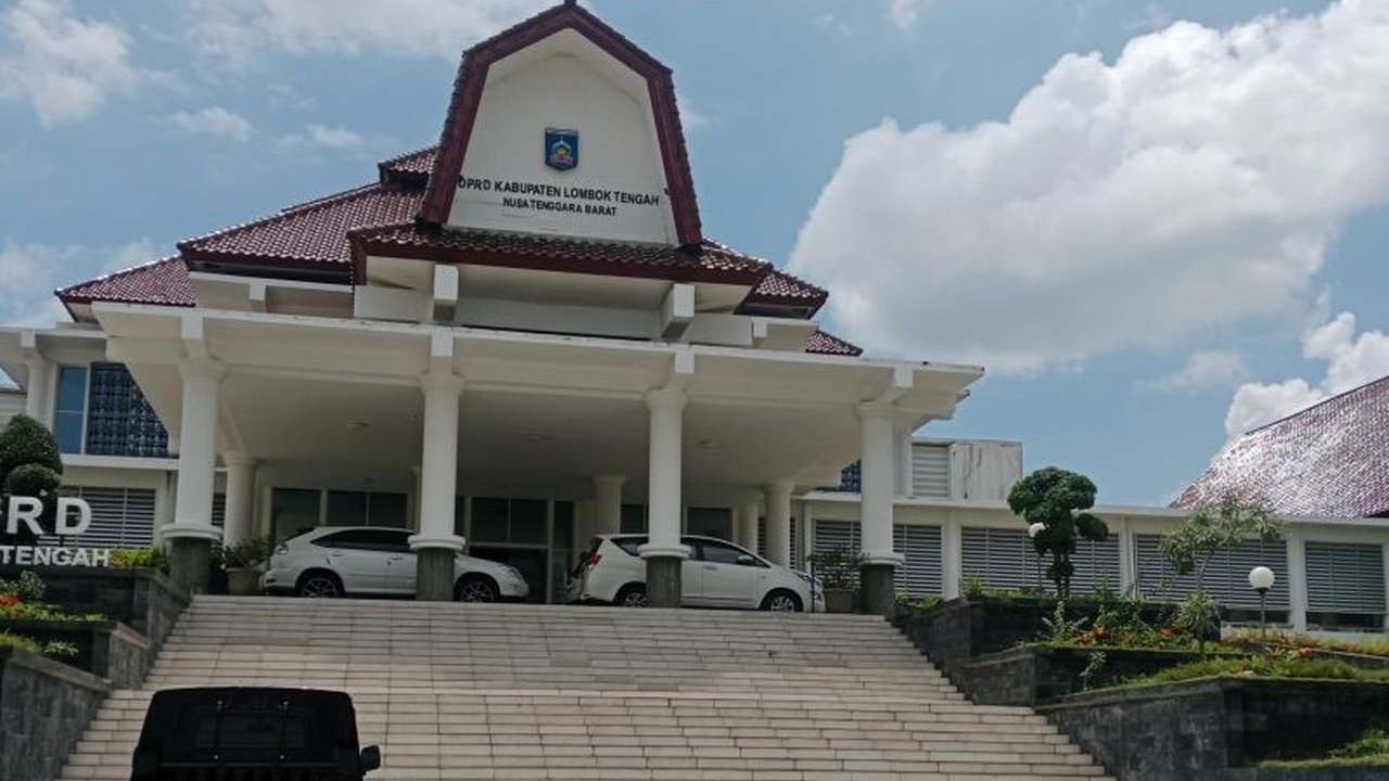 Oknum anggota DPRD Lombok Tengah, LN, diberhentikan sementara karena menjadi terdakwa kasus pemalsuan ijazah dan tengah menjalani proses persidangan di Pengadilan Negeri Praya.