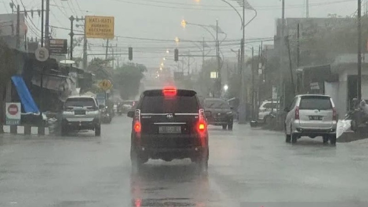 BMKG memperingatkan potensi cuaca ekstrem berupa hujan lebat, petir, dan angin kencang di sejumlah wilayah Jawa Tengah pada 23-25 Januari 2025, meminta masyarakat untuk waspada.