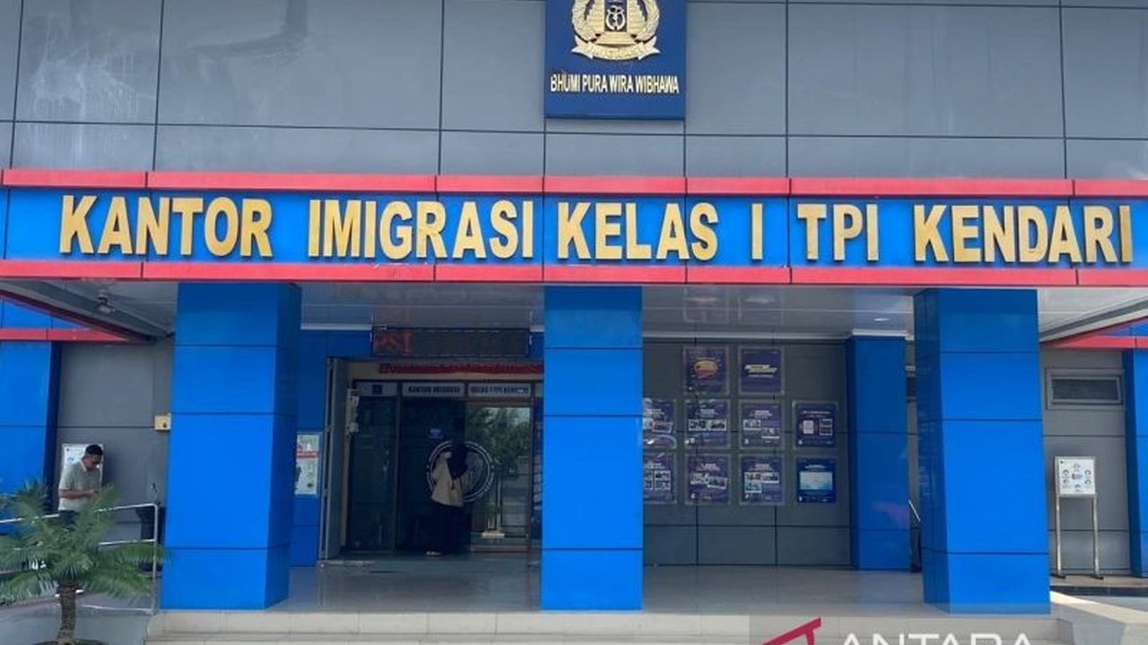 Kantor Imigrasi Kendari mendeportasi delapan warga negara asing asal China pada tahun 2024 karena penyalahgunaan izin tinggal untuk bekerja di sektor yang tidak sesuai ketentuan, sebagai upaya penegakan hukum keimigrasian.