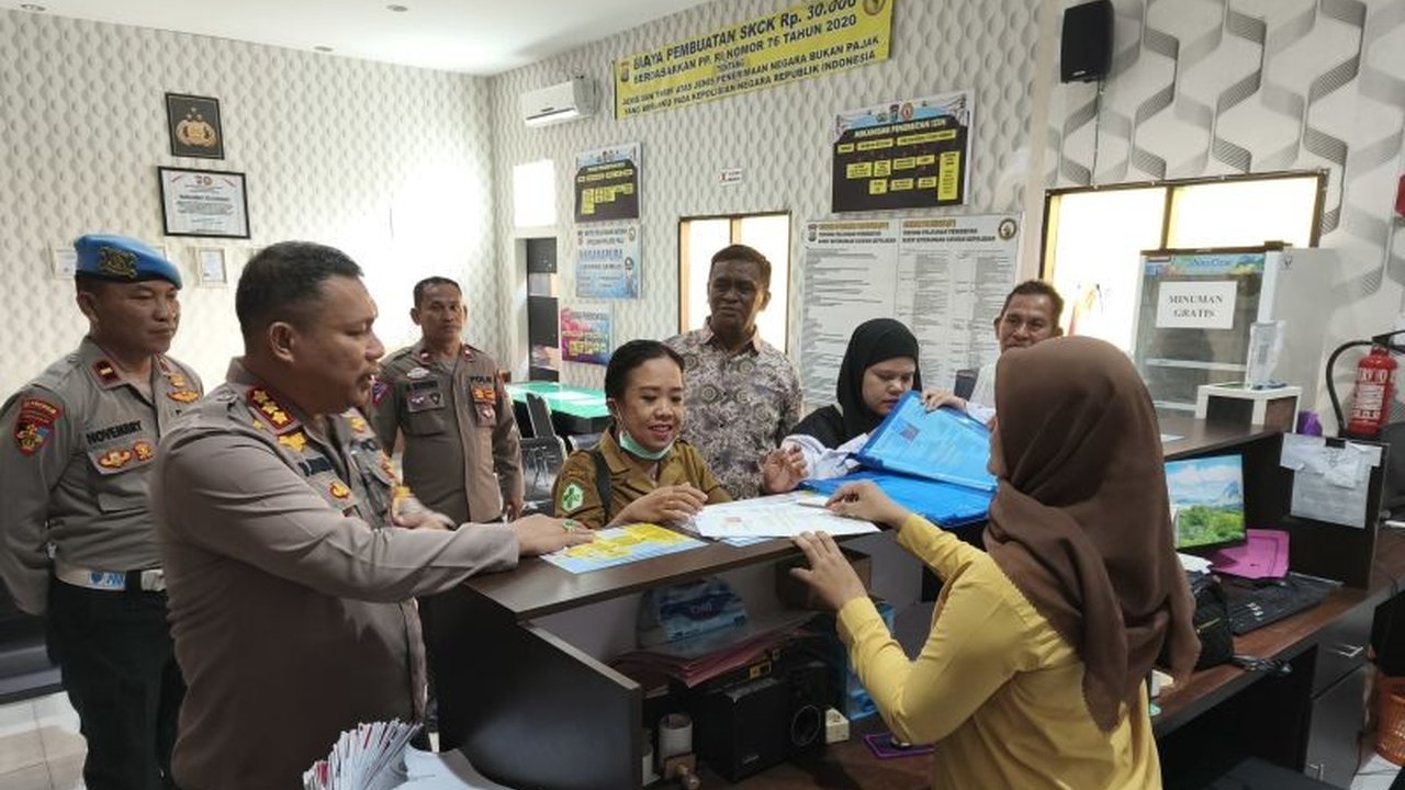 Kapolresta Palu, Kombes Pol. Deny Abrahams, melakukan pengecekan langsung ke beberapa layanan publik kepolisian untuk memastikan pelayanan kepada masyarakat berjalan efisien, humanis, dan sesuai standar operasional prosedur (SOP).