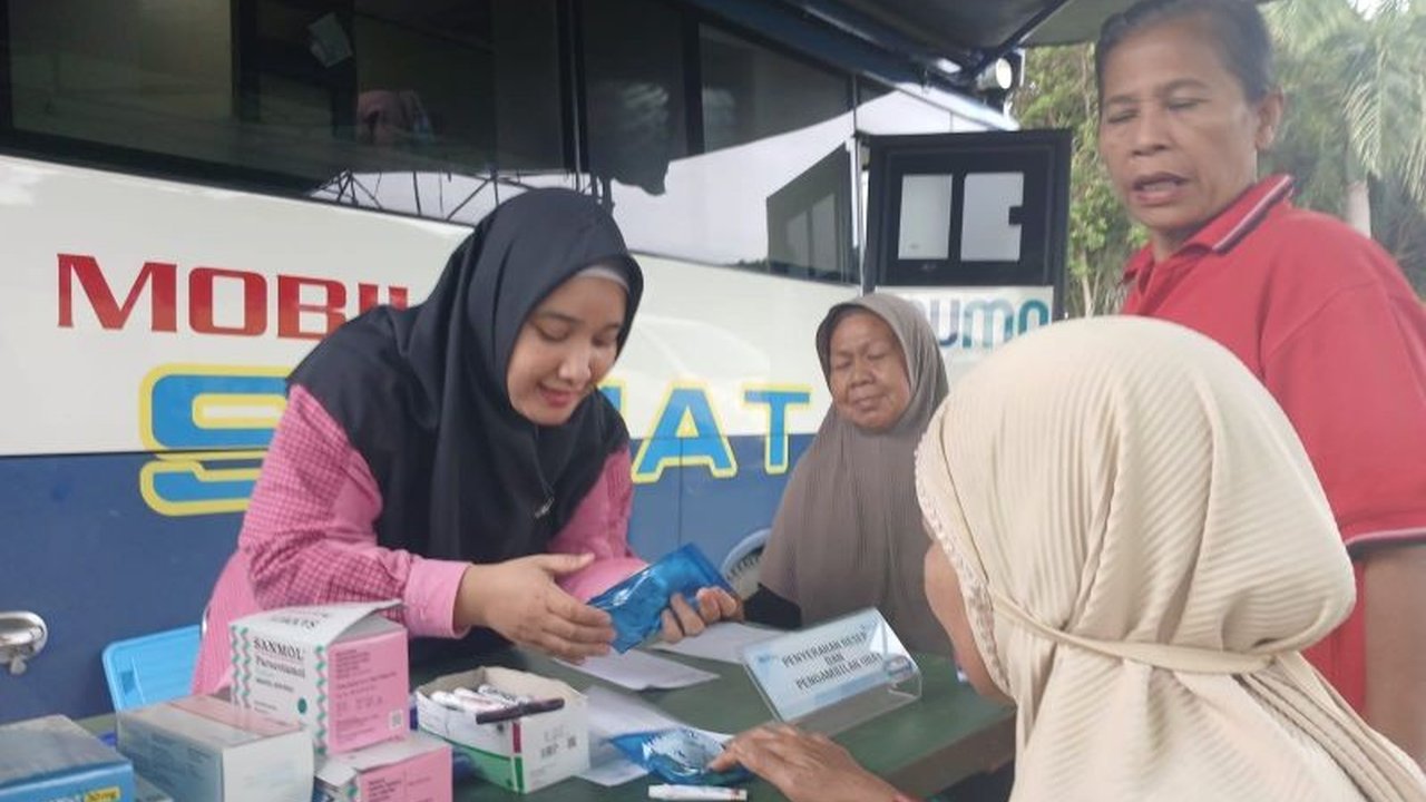 PT Timah Tbk menggelar program Mobil Sehat di Mentok, Bangka Barat, memberikan layanan kesehatan gratis dan disambut antusias ratusan warga yang kesulitan akses layanan kesehatan.