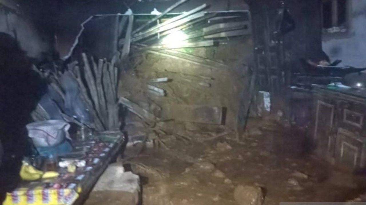 Banjir di Batang, Jawa Tengah mengakibatkan kerusakan enam jembatan, lima rumah, dan dampak pada 7000 warga, tetapi BNPB memastikan perbaikan segera dilakukan dan tidak ada korban jiwa.