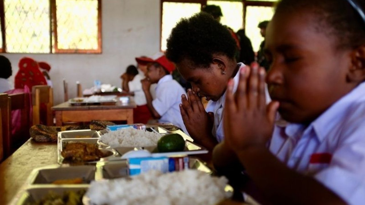 Satgas Yonif 509 Kostrad membantu penyaluran Makanan Bergizi Gratis (MBG) di Intan Jaya, Papua Tengah, menyasar sekolah dan ibu hamil untuk meningkatkan gizi masyarakat.