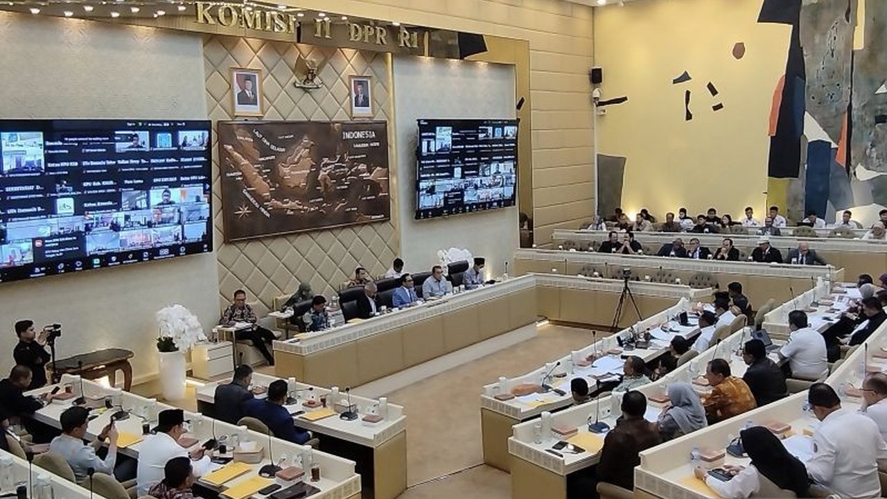 Komisi II DPR RI menggelar rapat dengan Mendagri dan penyelenggara pemilu untuk membahas opsi jadwal pelantikan kepala daerah terpilih Pilkada 2024, mempertimbangkan proses Perselisihan Hasil Pemilihan (PHP) di MK.