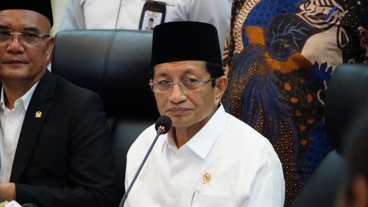 Menteri Agama Nasaruddin Umar dinilai sebagai menteri berkinerja terbaik dalam evaluasi 100 hari kerja Kabinet Merah Putih oleh CELIOS dan survei Kompas, berkat sejumlah terobosan dan program yang berdampak positif bagi masyarakat.