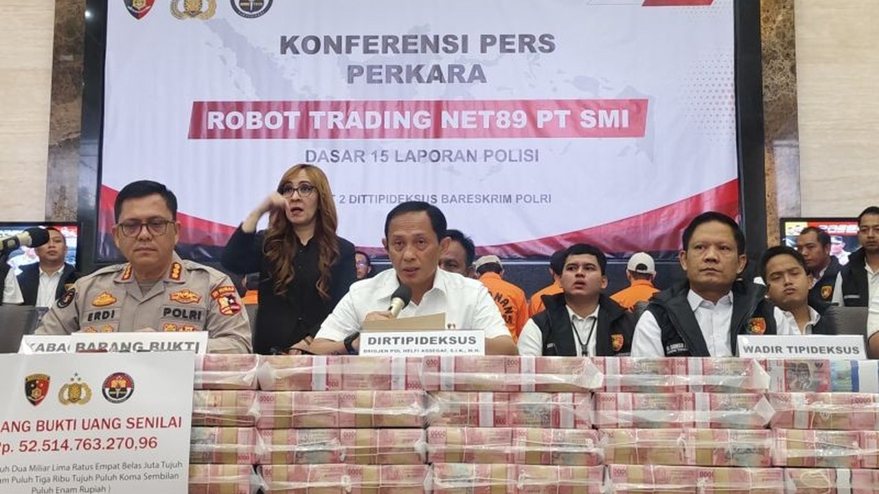 Bareskrim Polri menyita aset senilai Rp1,5 triliun, termasuk properti dan mobil mewah, dari para tersangka kasus robot trading Net89, dan masih memburu tiga tersangka buron.