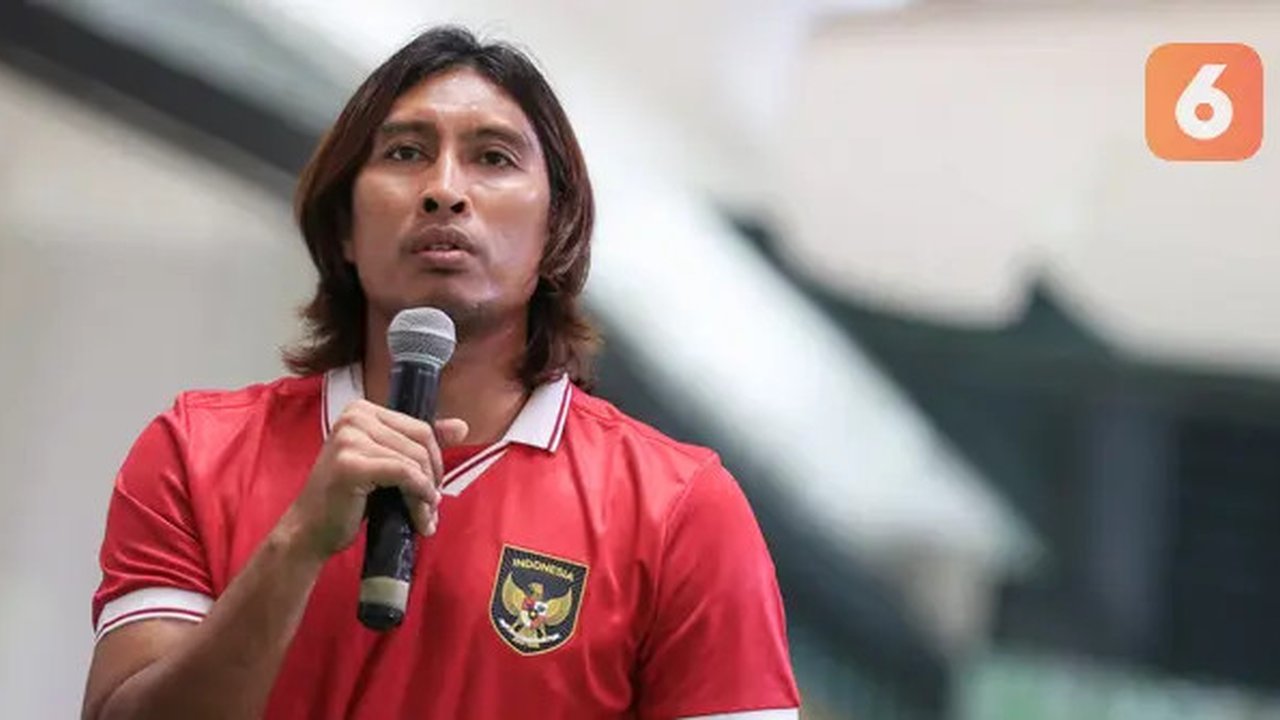 Legenda Timnas Indonesia, Budi Sudarsono memberikan pernyataan saat Trophy Tour Piala AFF 2022 yang berlangsung di Lippo Mall Puri, Jakarta Barat, Sabtu (26/11/2022). (Bola.com/Bagaskara L