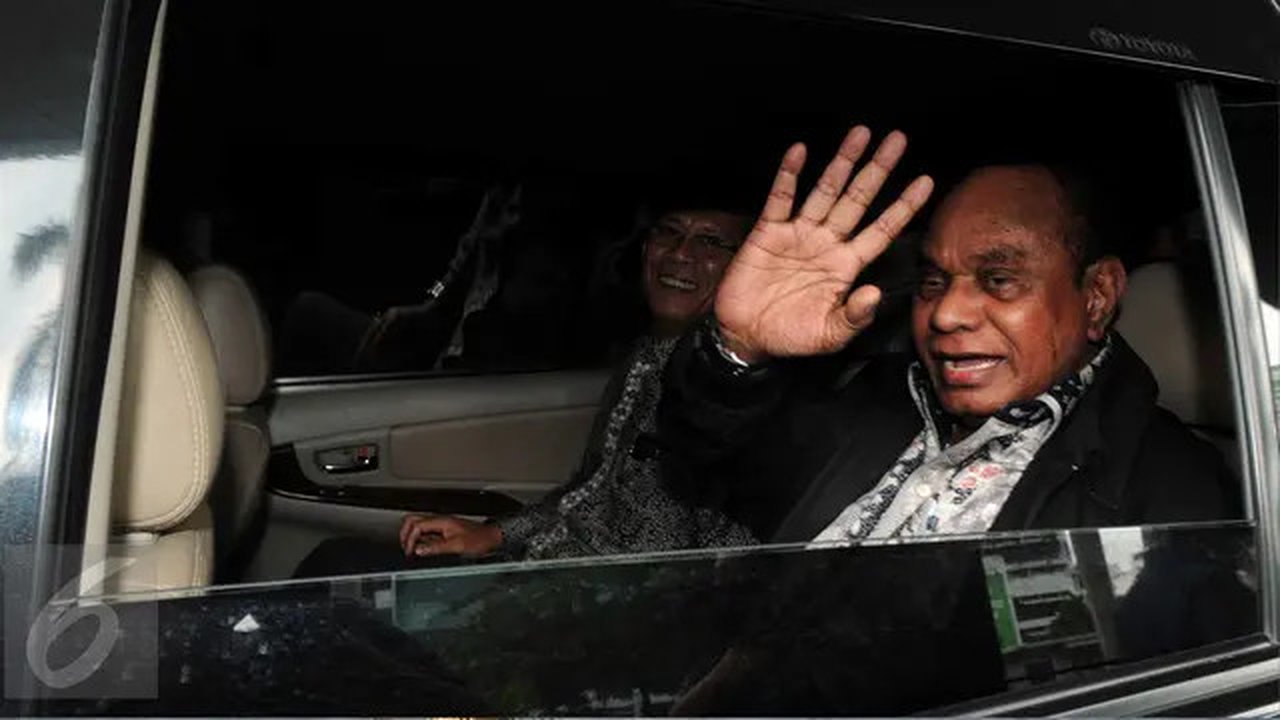 Mantan Menteri Perhubungan Freddy Numberi usai menjalani pemeriksaan di gedung KPK, Jakarta, Selasa (15/3).(Liputan6.com/Helmi Afandi)